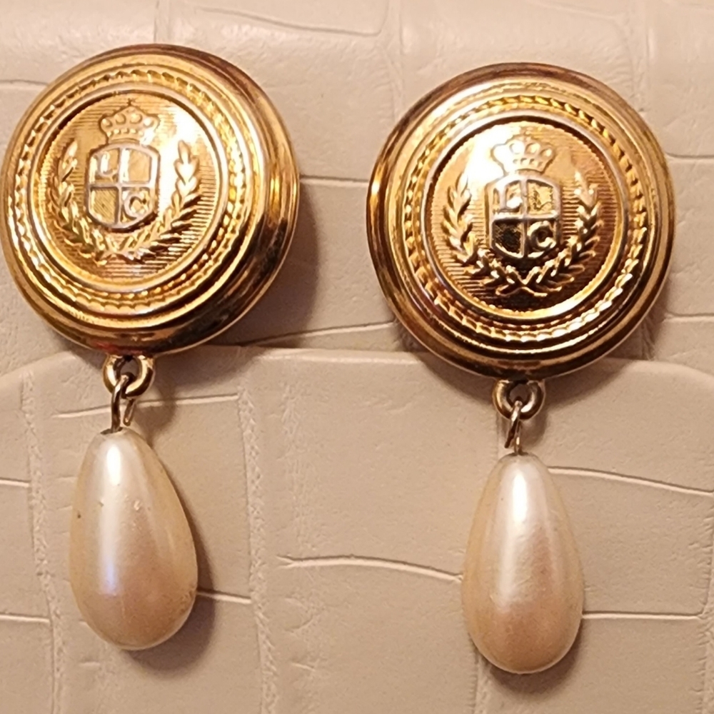 Clip on retro earrings.